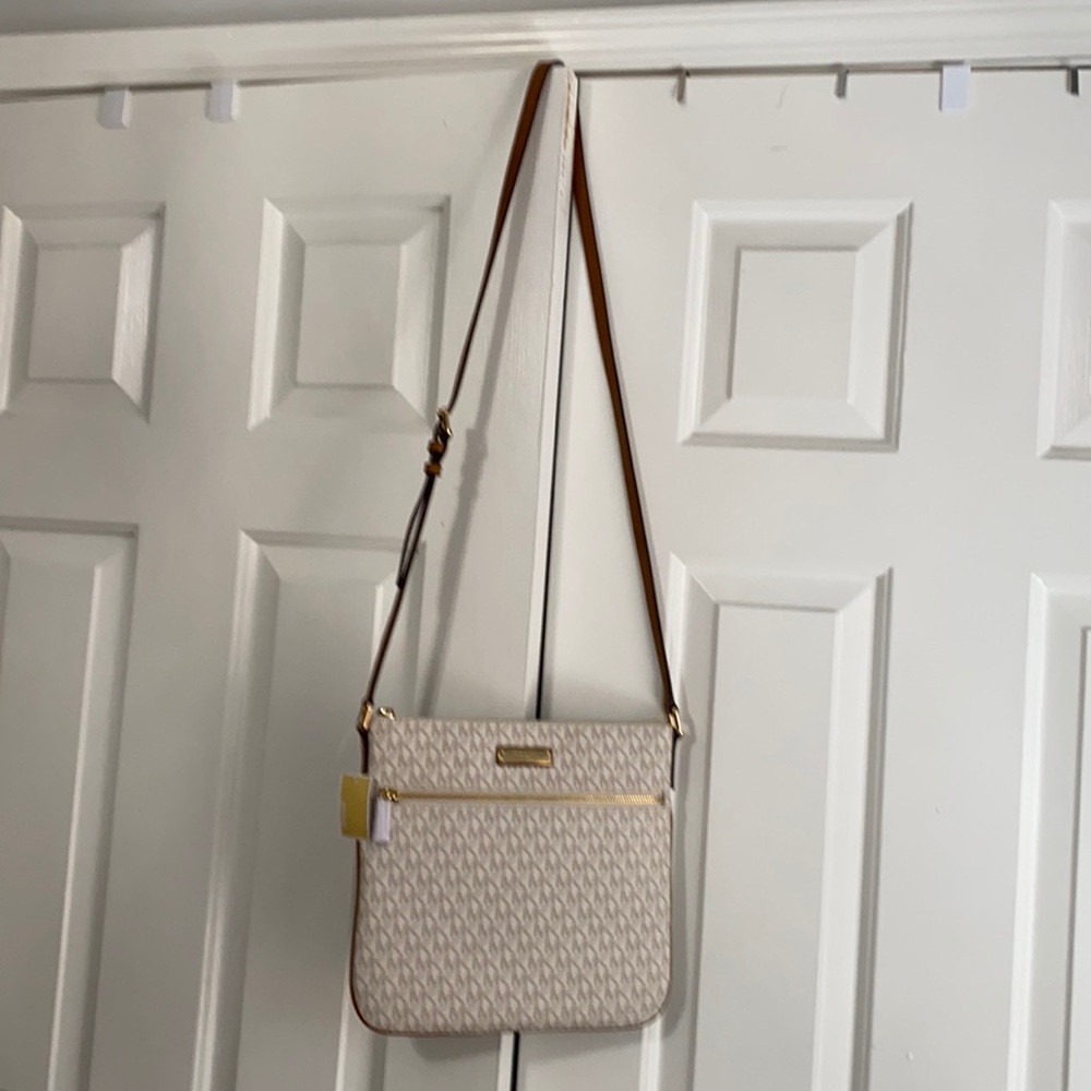 Brand new with tags. Micheal Kors jet set large crossbody in color vanilla